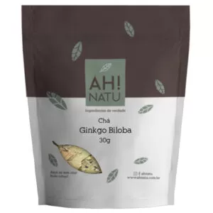 Sua ação principal ocorre sobre a saúde cerebral, pela qual promove a maior cognição – atuando em distúrbios da memória e da atenção. Além disso, possui ação dilatadora dos vasos sanguíneos, ação antioxidante e ação preventiva da trombose. O chá de ginkgo biloba é obtido a partir da planta Ginkgo biloba L.